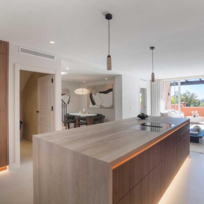 Luxueux penthouse en duplex de 4 chambres à vendre à Nueva Andalucía avec vue sur la mer et piscine privée sur le toit | Image 14