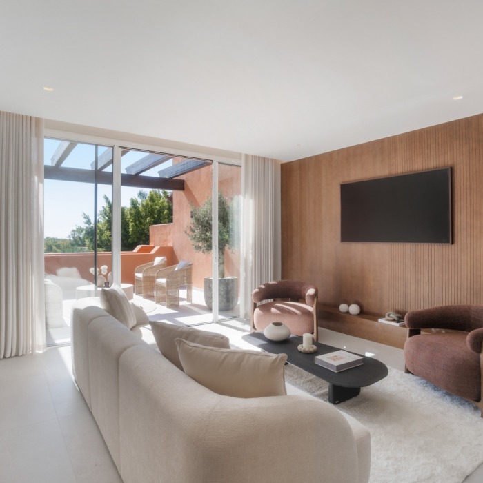 Luxueux penthouse en duplex de 4 chambres à vendre à Nueva Andalucía avec vue sur la mer et piscine privée sur le toit | Image 2