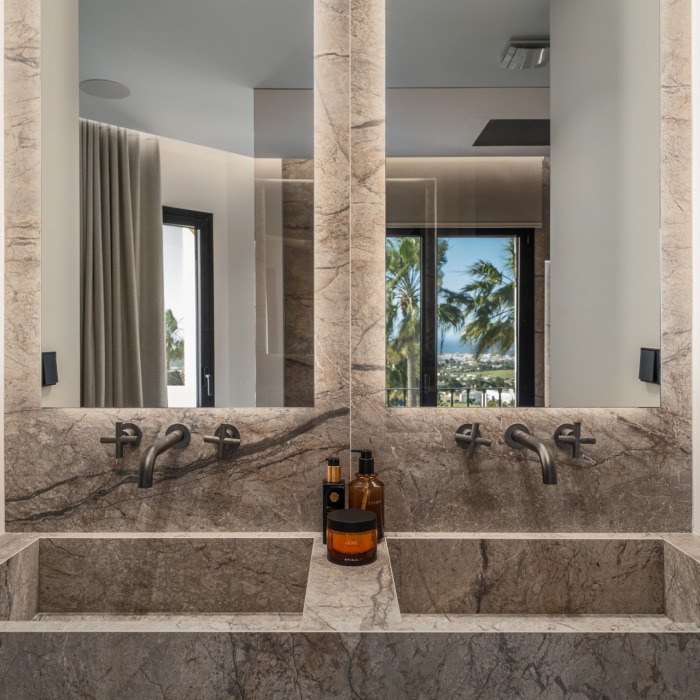 Maison Vue : Maison de ville luxueusement rénovée à vendre à La Quinta Hills, Benahavís | Image 18