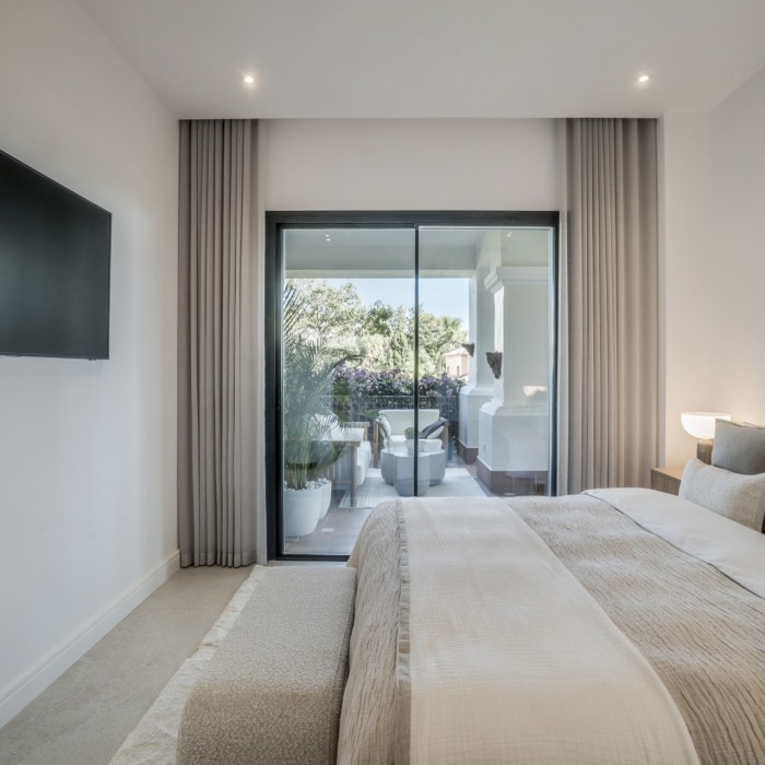 Appartement récemment rénové de 3 chambres et 3 salles de bains situé au rez-de-chaussée dans le quartier exclusif d’Altos Reales à Sierra Blanca | Image 1