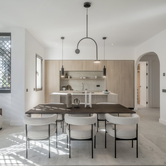 Newly renovated 3-bedroom, 3-bathroom ground-floor apartment located in the exclusive Altos Reales community in Sierra Blanca