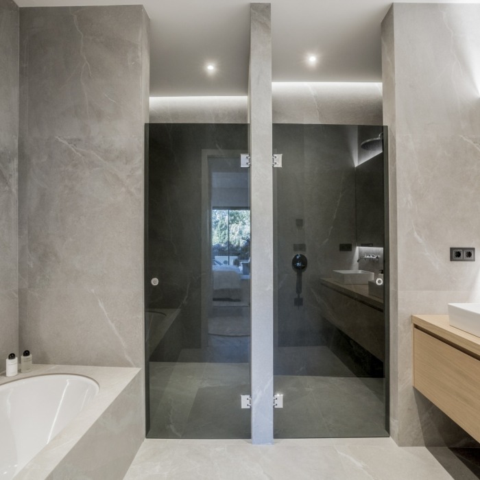 Appartement récemment rénové de 3 chambres et 3 salles de bains situé au rez-de-chaussée dans le quartier exclusif d’Altos Reales à Sierra Blanca | Image 4