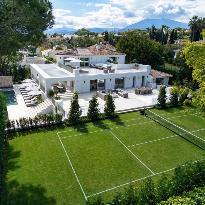 Villa de lujo en venta en la Milla de Oro de Marbella: casa contemporánea a estrenar con pista de tenis