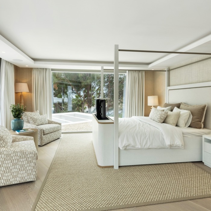 Villa de lujo en venta en la Milla de Oro de Marbella: casa contemporánea a estrenar con pista de tenis | Image 9