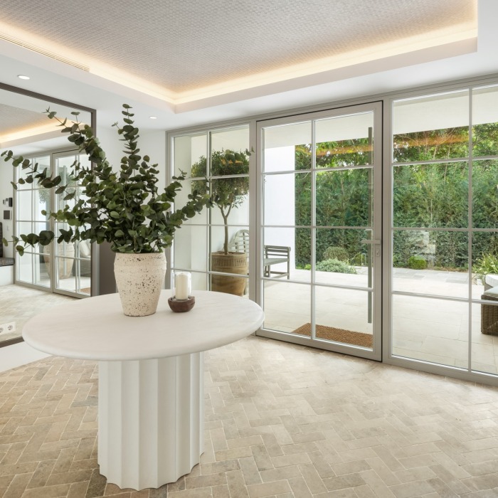 Villa de lujo en venta en la Milla de Oro de Marbella: casa contemporánea a estrenar con pista de tenis | Image 15