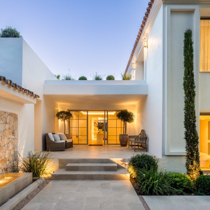 Villa de lujo en venta en la Milla de Oro de Marbella: casa contemporánea a estrenar con pista de tenis | Image 18