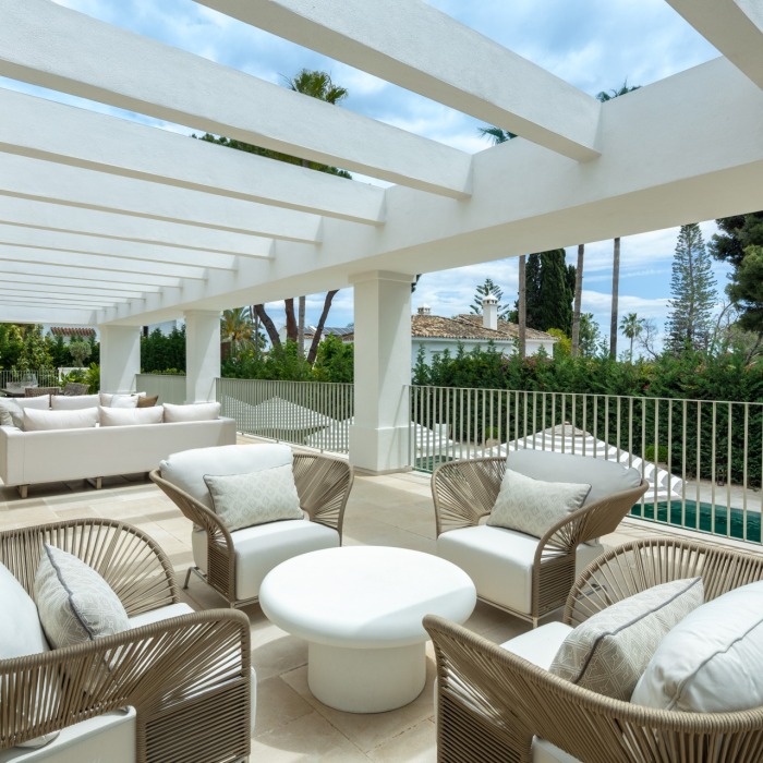 Villa de lujo en venta en la Milla de Oro de Marbella: casa contemporánea a estrenar con pista de tenis | Image 1