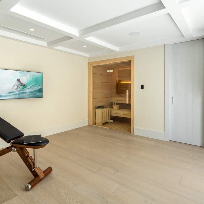 Villa de lujo en venta en la Milla de Oro de Marbella: casa contemporánea a estrenar con pista de tenis | Image 24