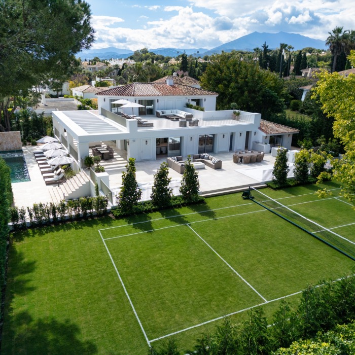 Villa de lujo en venta en la Milla de Oro de Marbella: casa contemporánea a estrenar con pista de tenis | Image 30