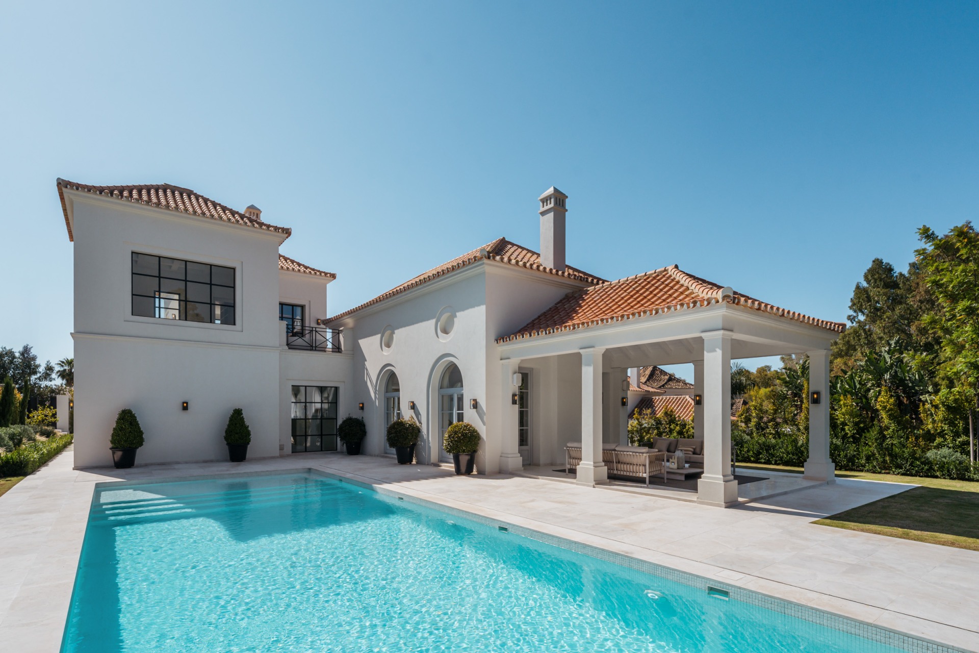 Villa Valora: elegancia clásica y comodidad moderna en La Cerquilla, Nueva Andalucía. | Image 0
