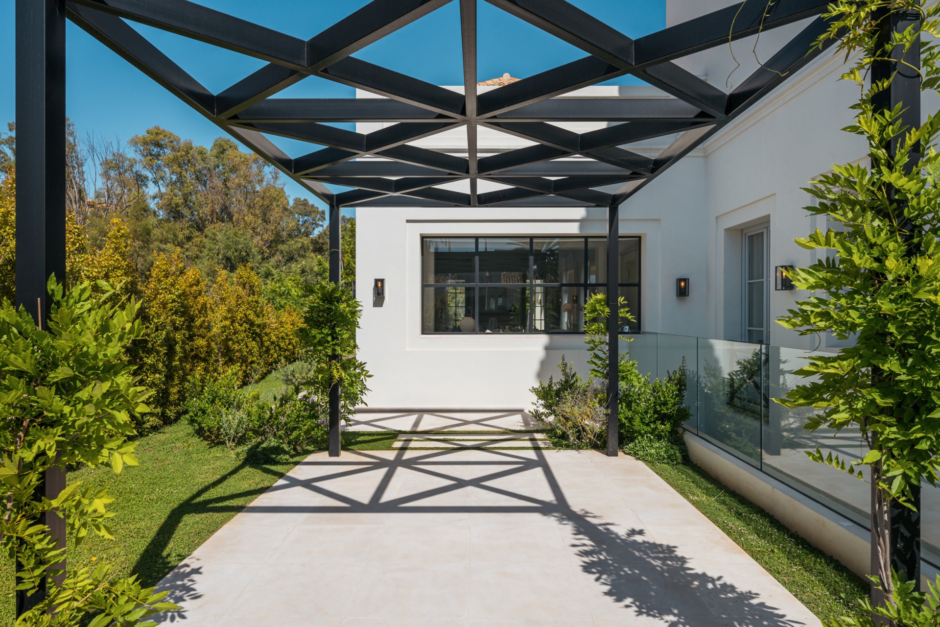 Villa Valora: elegancia clásica y comodidad moderna en La Cerquilla, Nueva Andalucía. | Image 9