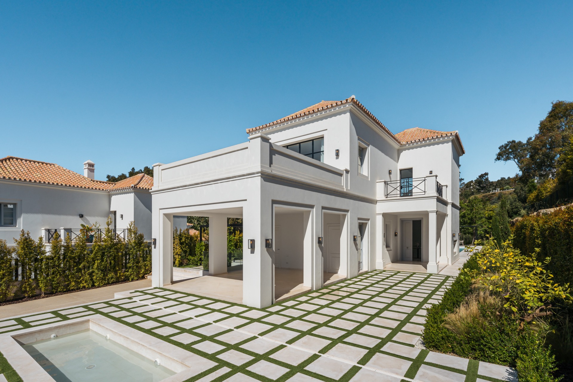 Villa Valora: elegancia clásica y comodidad moderna en La Cerquilla, Nueva Andalucía. | Image 10