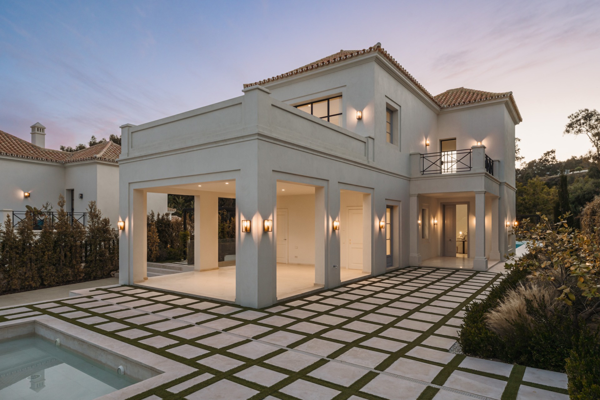 Villa Valora: elegancia clásica y comodidad moderna en La Cerquilla, Nueva Andalucía. | Image 11