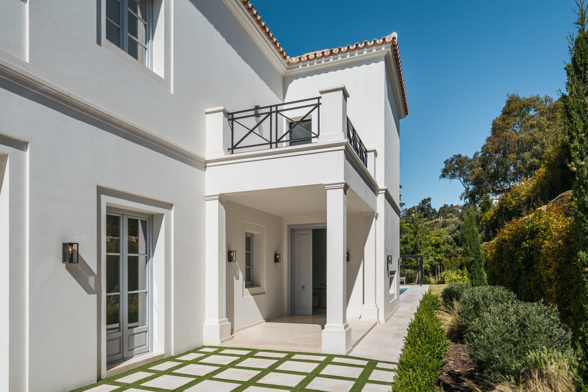 Villa Valora: elegancia clásica y comodidad moderna en La Cerquilla, Nueva Andalucía. | Image 12