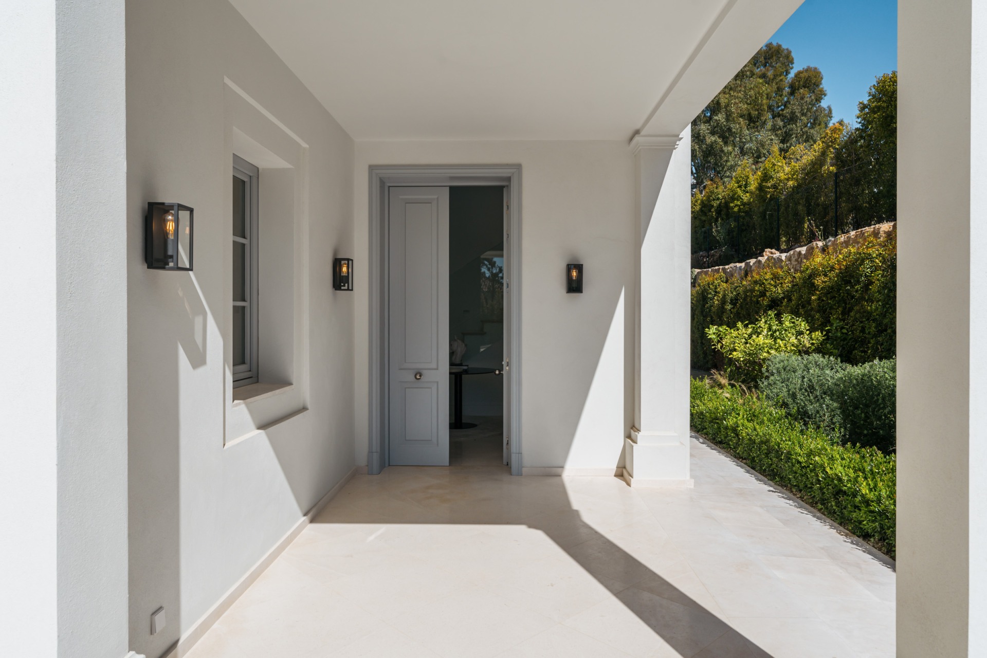 Villa Valora: elegancia clásica y comodidad moderna en La Cerquilla, Nueva Andalucía. | Image 13