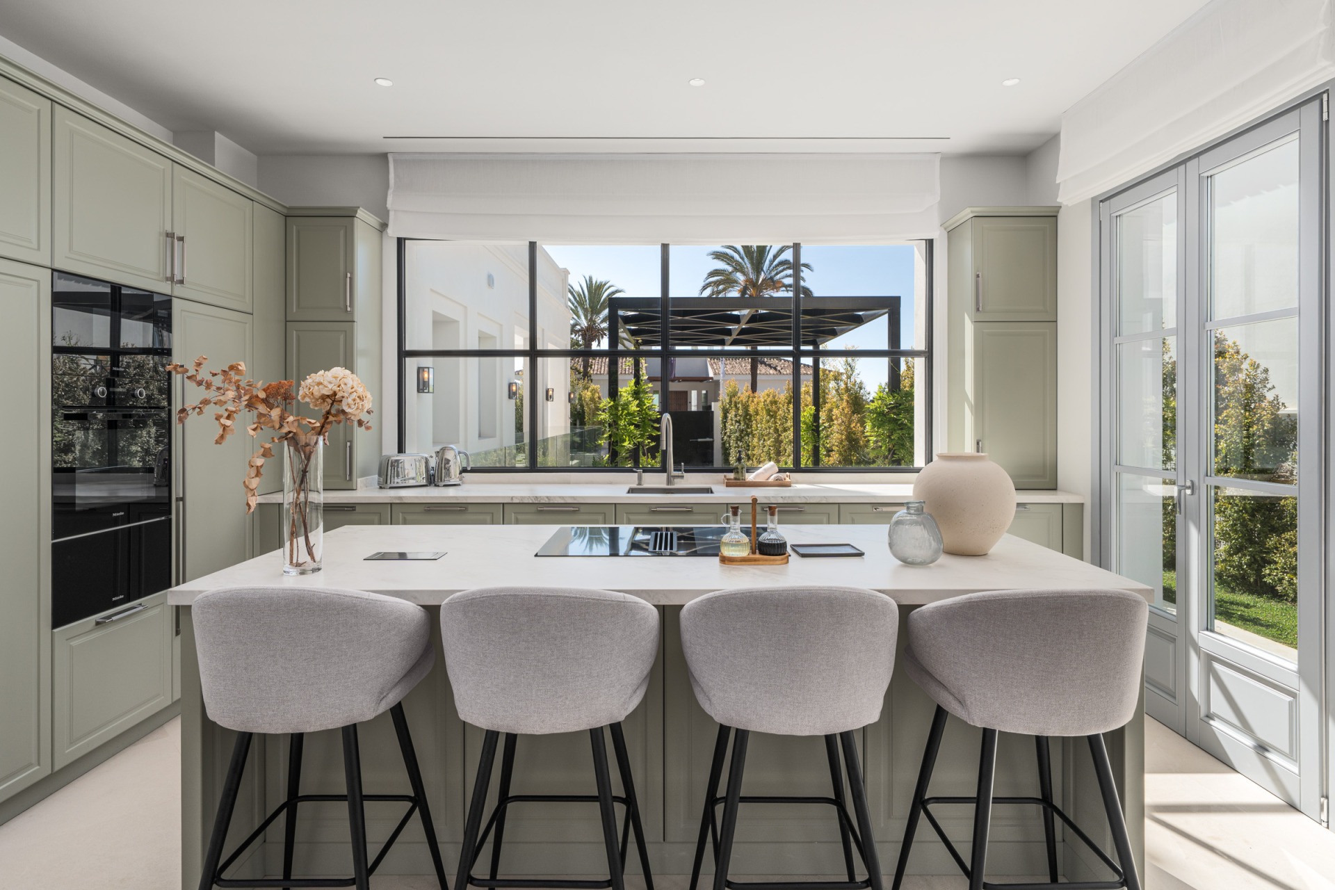 Villa Valora: elegancia clásica y comodidad moderna en La Cerquilla, Nueva Andalucía. | Image 15