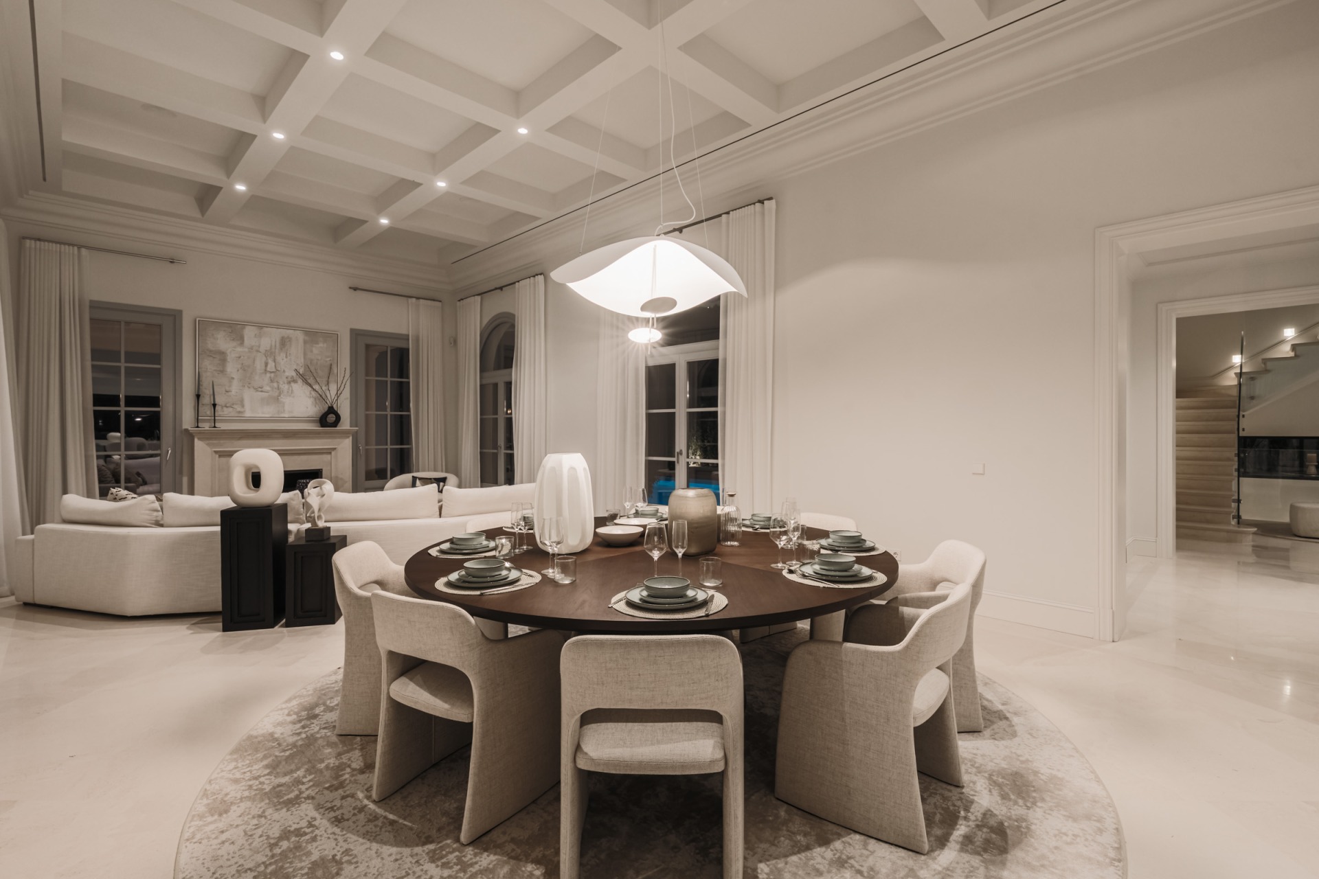 Villa Valora: elegancia clásica y comodidad moderna en La Cerquilla, Nueva Andalucía. | Image 18