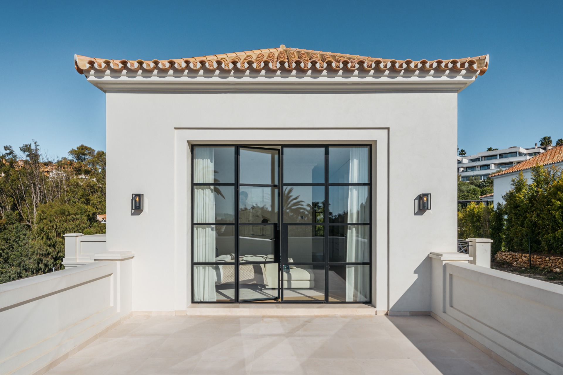 Villa Valora: elegancia clásica y comodidad moderna en La Cerquilla, Nueva Andalucía. | Image 23