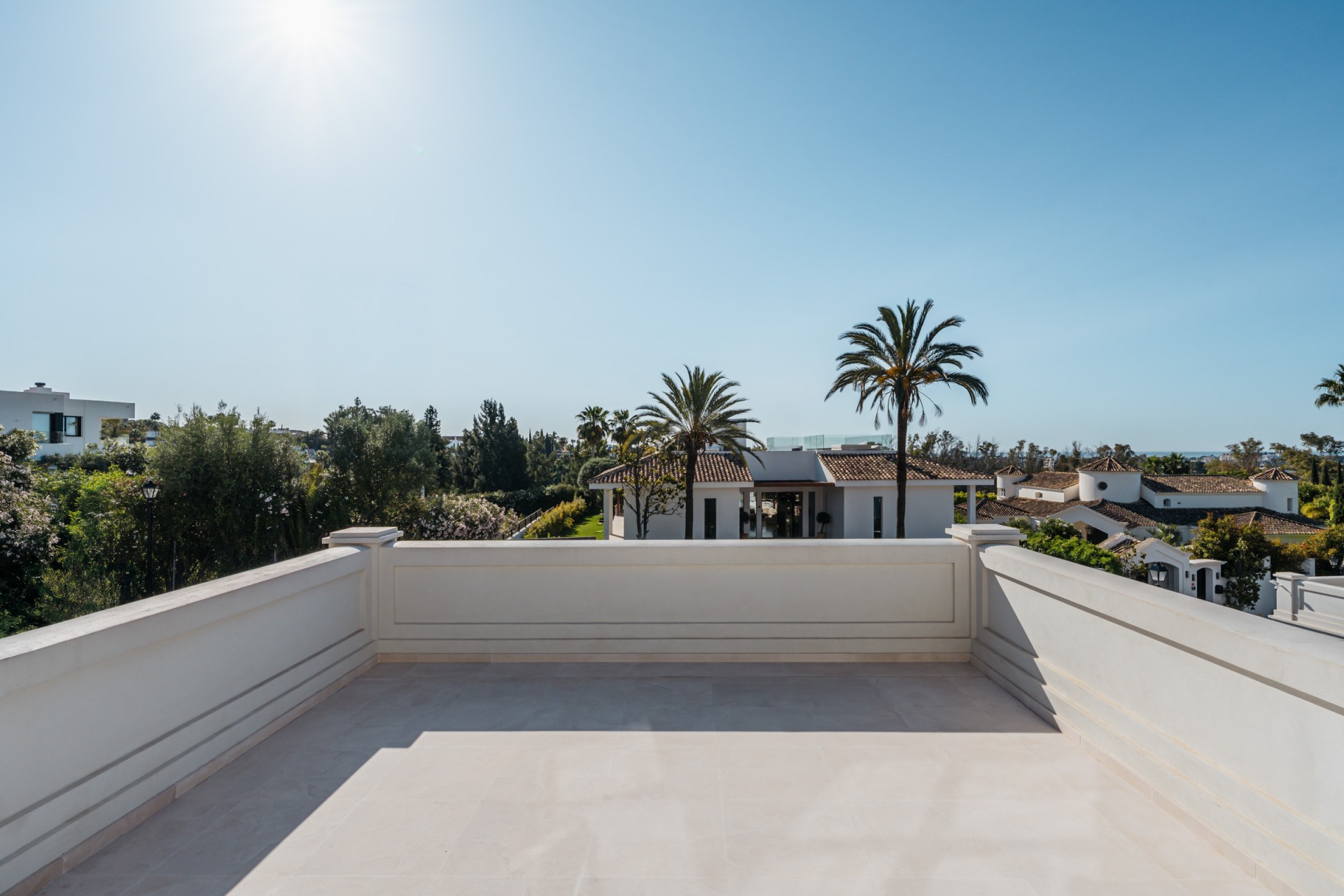 Villa Valora: elegancia clásica y comodidad moderna en La Cerquilla, Nueva Andalucía. | Image 24