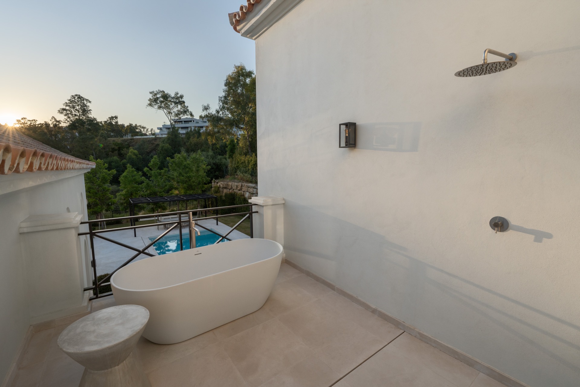 Villa Valora: elegancia clásica y comodidad moderna en La Cerquilla, Nueva Andalucía. | Image 26