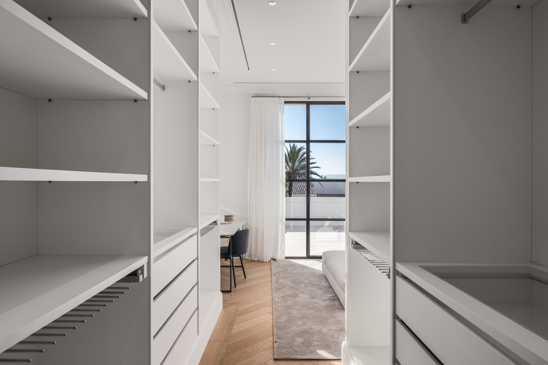 Villa Valora: elegancia clásica y comodidad moderna en La Cerquilla, Nueva Andalucía. | Image 28