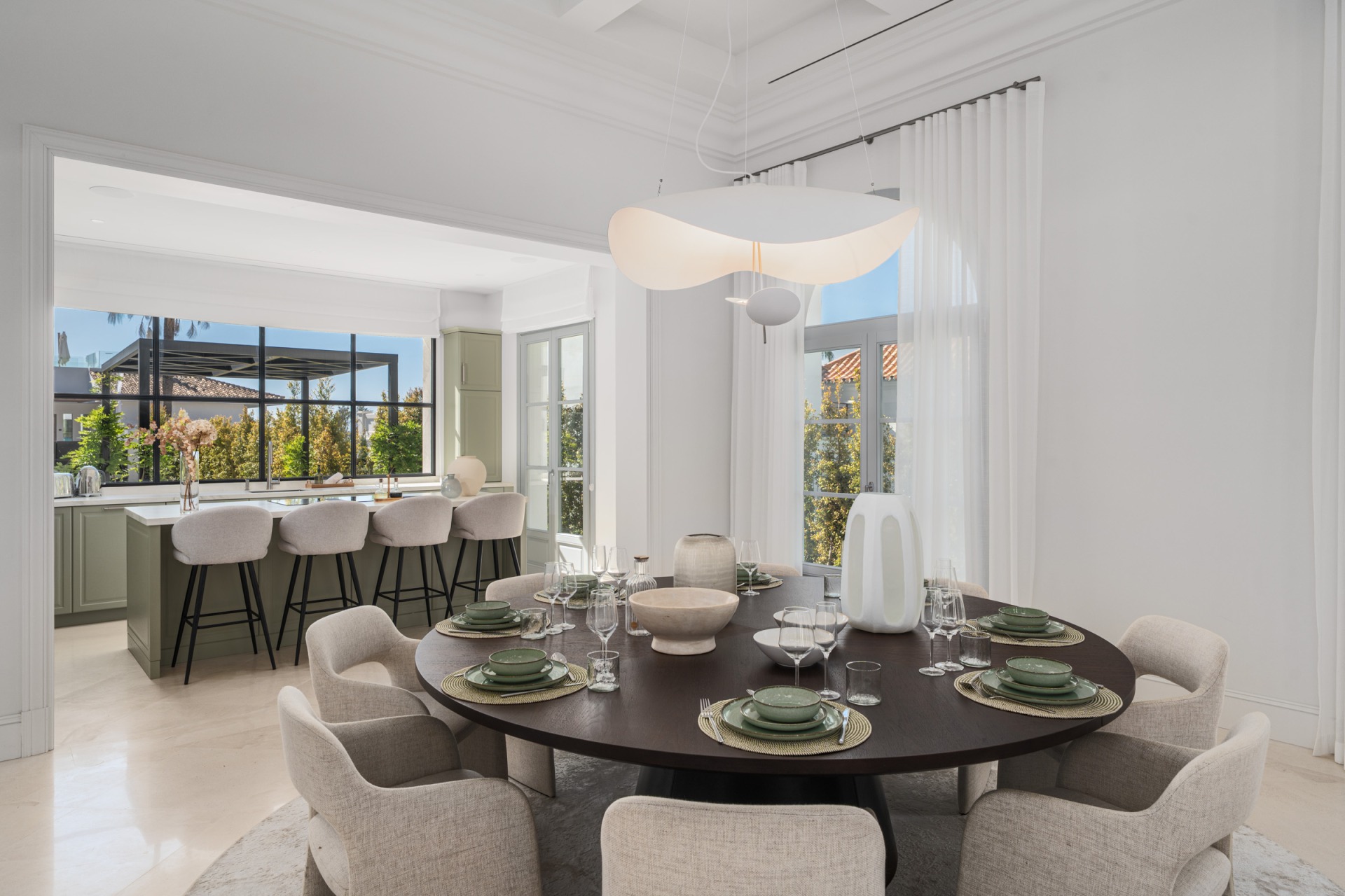 Villa Valora: elegancia clásica y comodidad moderna en La Cerquilla, Nueva Andalucía. | Image 2
