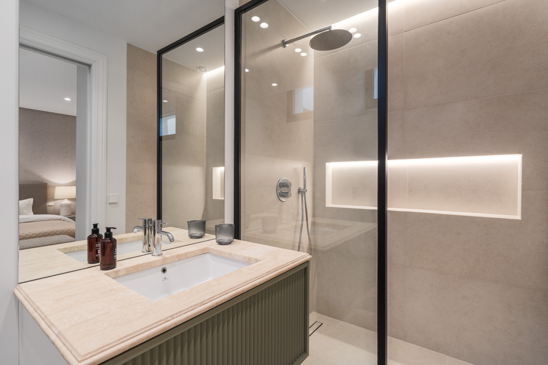 Villa Valora: elegancia clásica y comodidad moderna en La Cerquilla, Nueva Andalucía. | Image 32