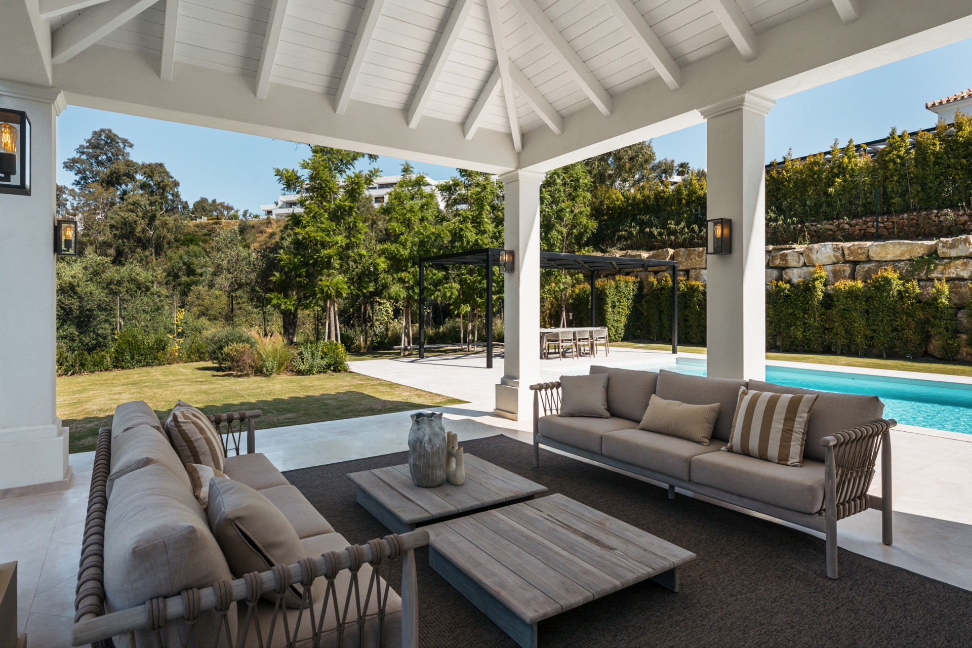 Villa Valora: elegancia clásica y comodidad moderna en La Cerquilla, Nueva Andalucía. | Image 3