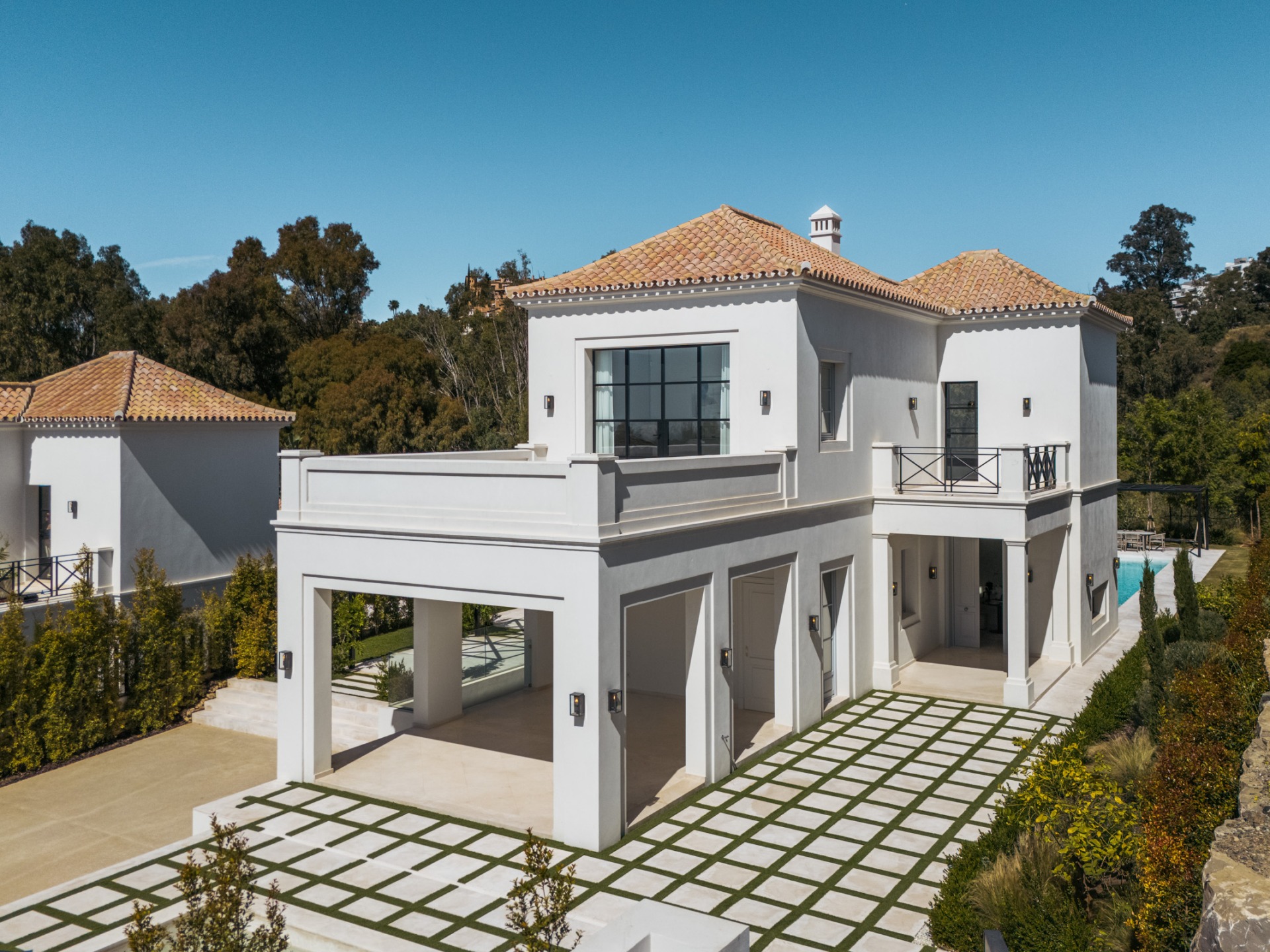 Villa Valora: elegancia clásica y comodidad moderna en La Cerquilla, Nueva Andalucía. | Image 45