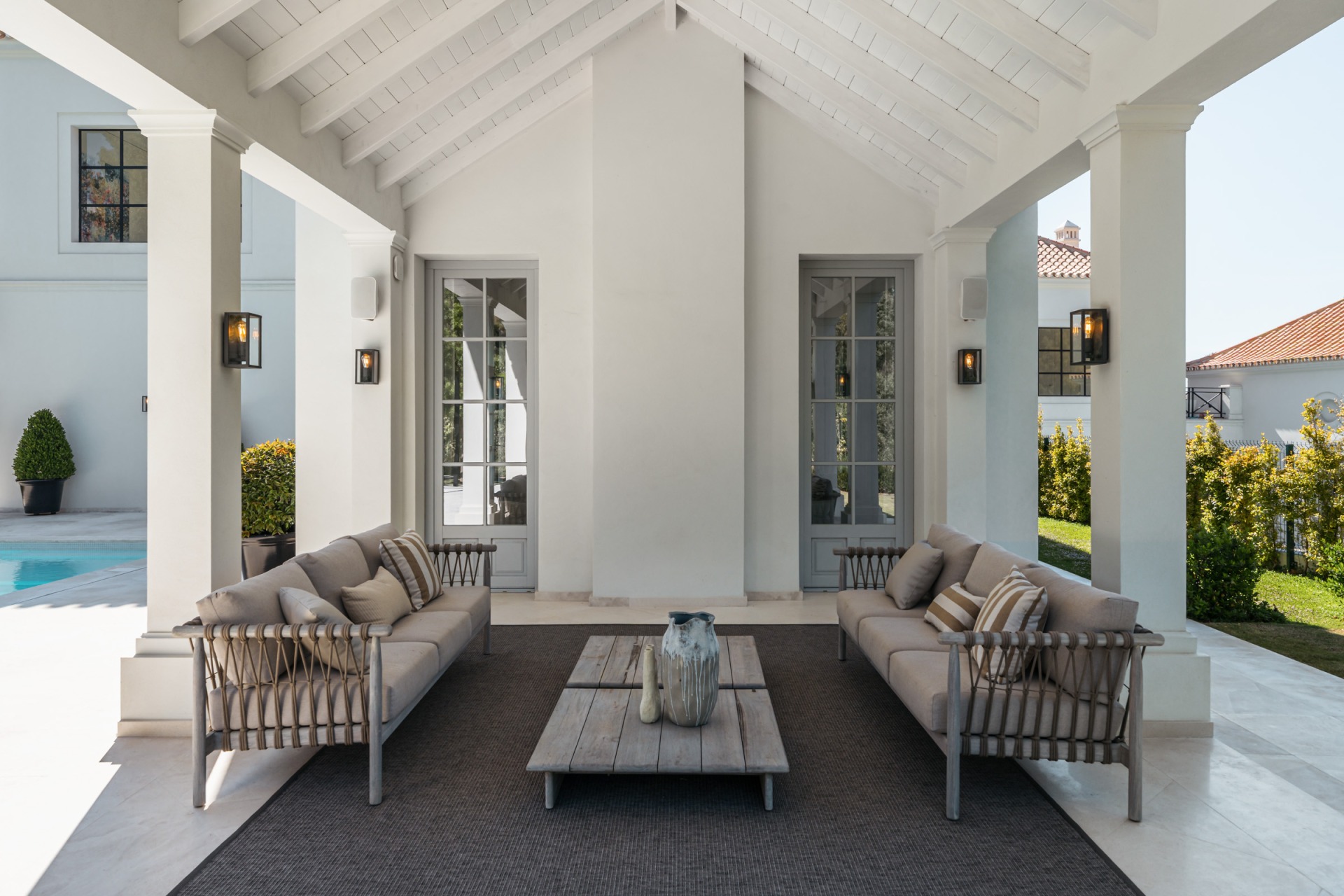Villa Valora: elegancia clásica y comodidad moderna en La Cerquilla, Nueva Andalucía. | Image 4