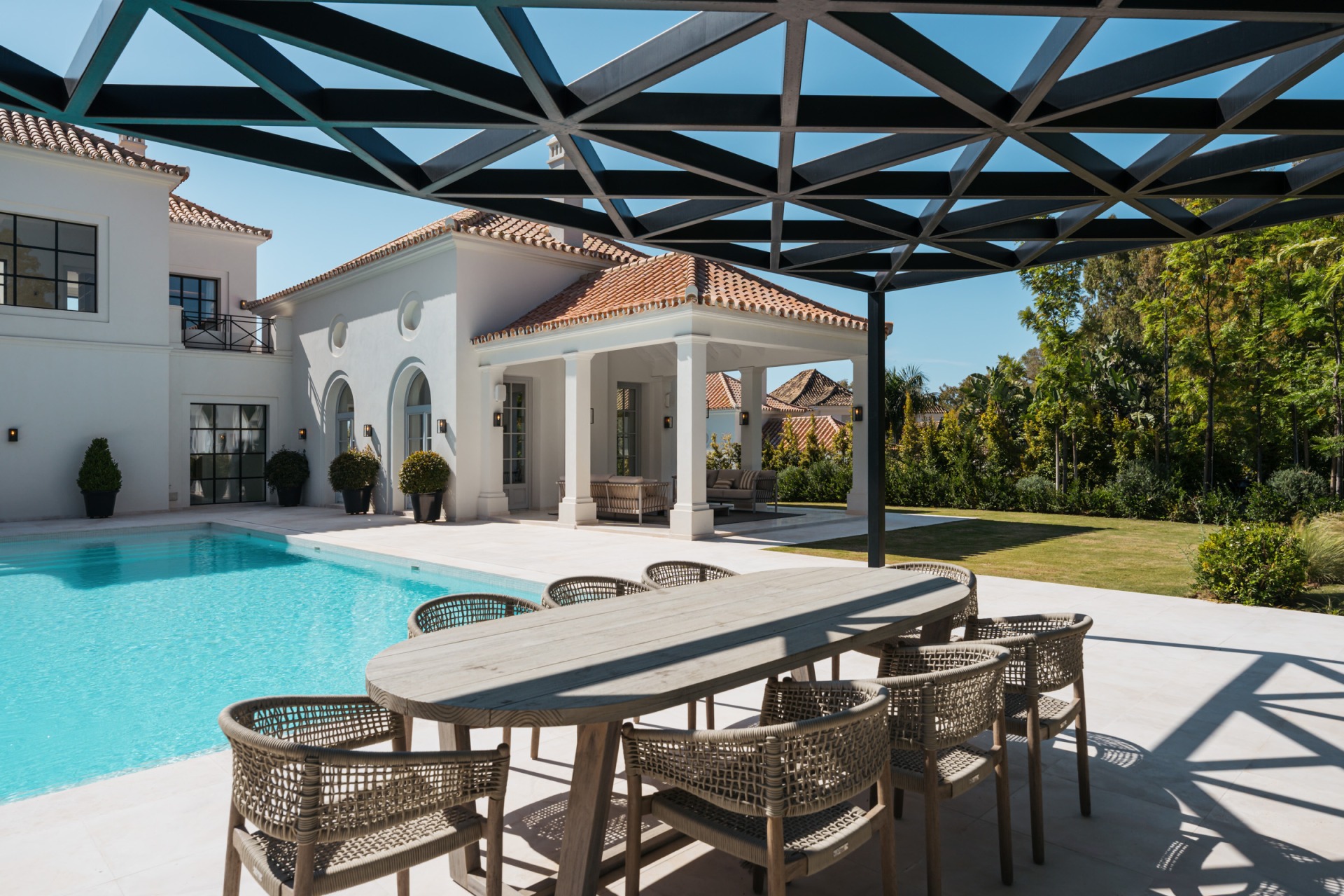 Villa Valora: elegancia clásica y comodidad moderna en La Cerquilla, Nueva Andalucía. | Image 5