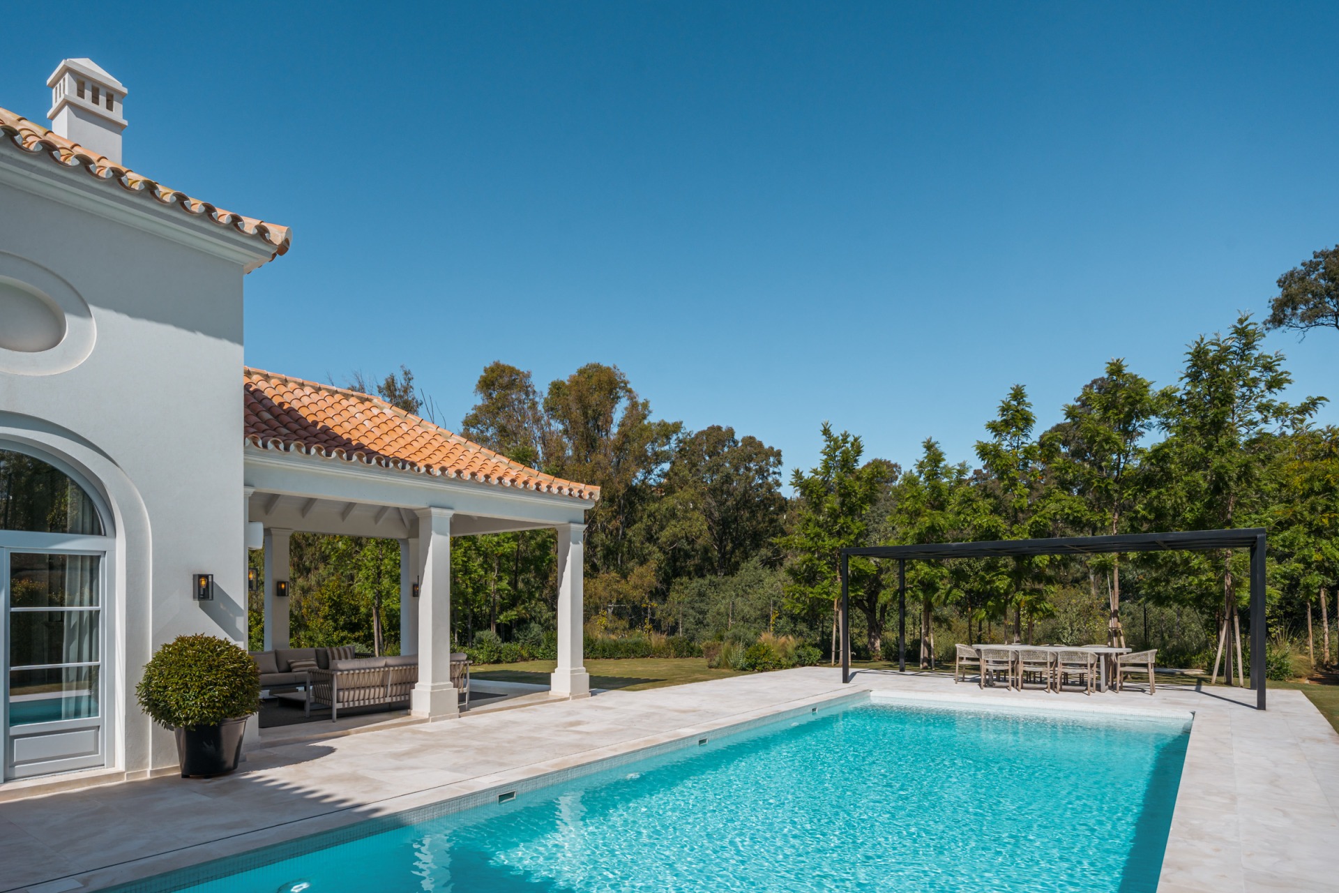 Villa Valora: elegancia clásica y comodidad moderna en La Cerquilla, Nueva Andalucía. | Image 6