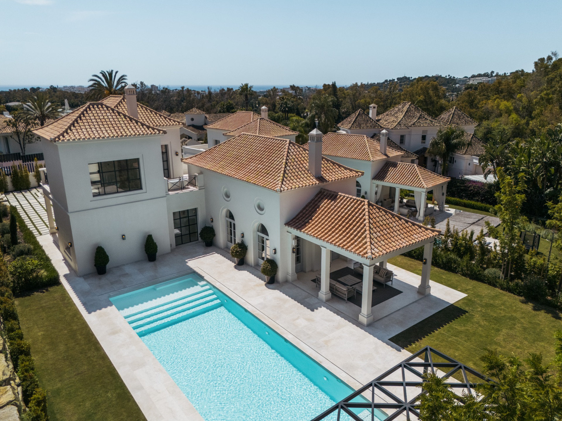 Villa Valora: elegancia clásica y comodidad moderna en La Cerquilla, Nueva Andalucía. | Image 7