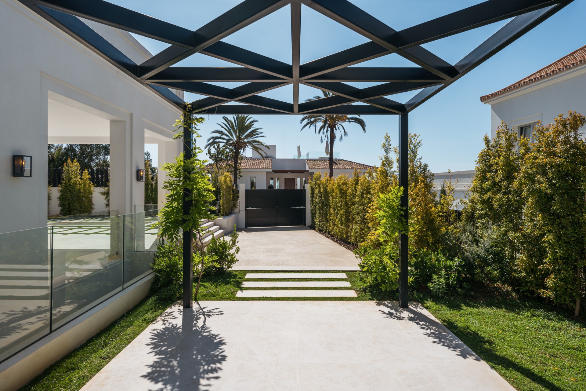 Villa Valora: elegancia clásica y comodidad moderna en La Cerquilla, Nueva Andalucía. | Image 8
