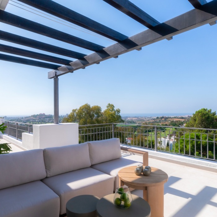 Stunning Duplex Penthouse with private pool and panoramic views in La Quinta, Benahavis | Image 1
