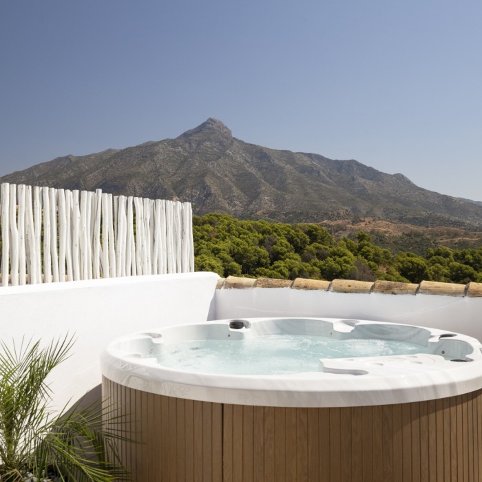 Sensational 4-bedroom, 4-bathroom townhouse in the heart of Aloha, Nueva Andalucía | Image 5