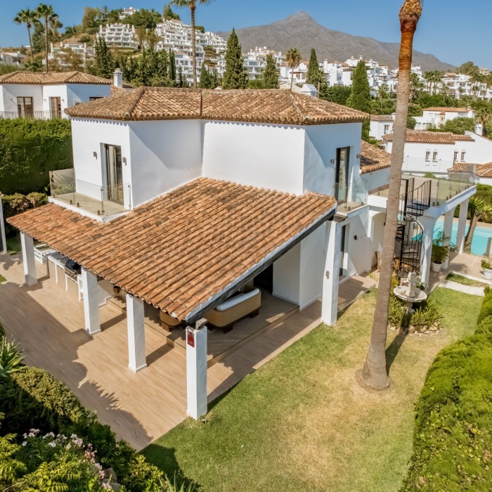 Renovated four-bedroom villa in the sought-after residential area of Nueva Andalucía | Image 1