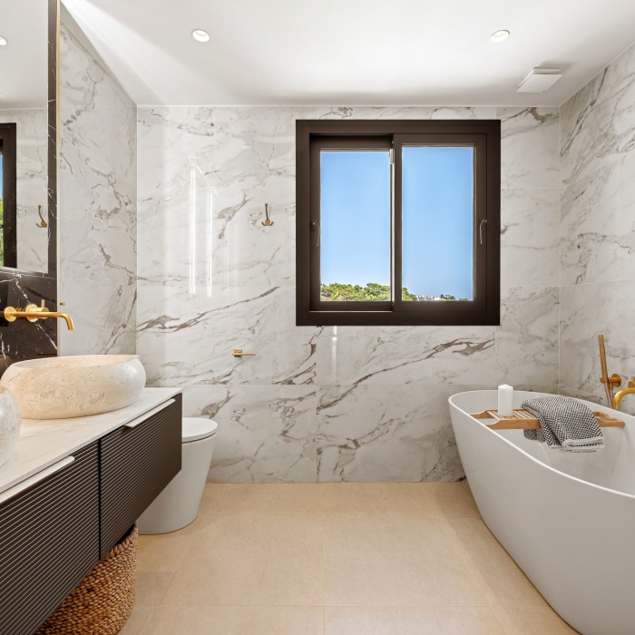 Renovated four-bedroom villa in the sought-after residential area of Nueva Andalucía | Image 19