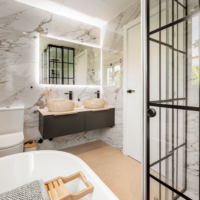 Renovated four-bedroom villa in the sought-after residential area of Nueva Andalucía | Image 24