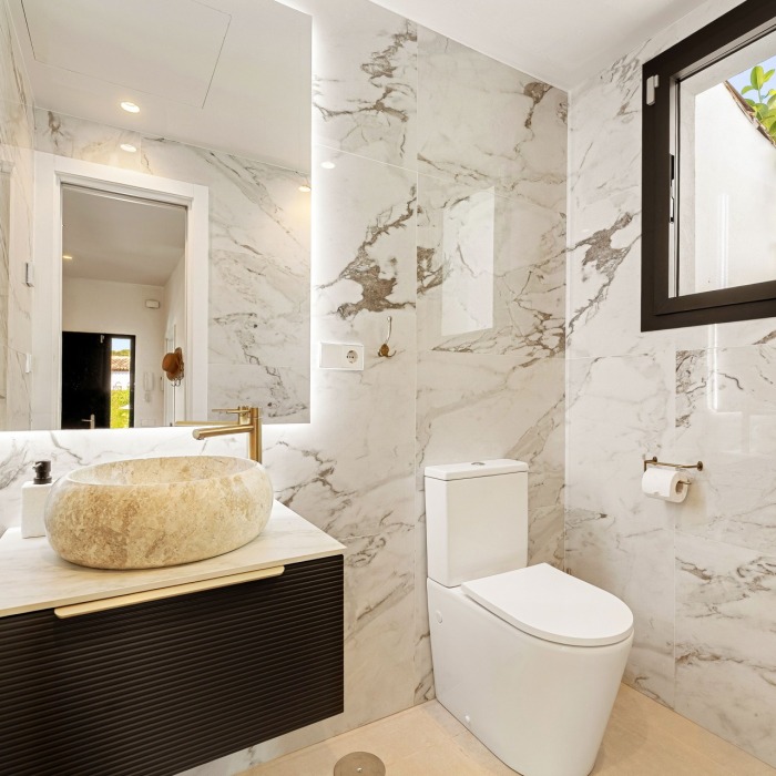 Renovated four-bedroom villa in the sought-after residential area of Nueva Andalucía | Image 3