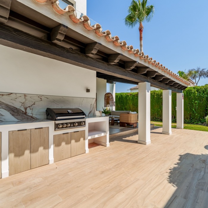 Renovated four-bedroom villa in the sought-after residential area of Nueva Andalucía | Image 42