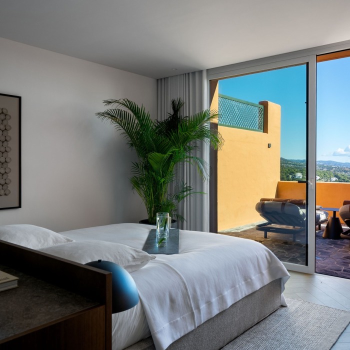 La Cerquilla Penthouse – un spectaculaire penthouse en duplex entièrement rénové offrant un cadre de vie luxueux dans l’une des communautés fermées les plus prestigieuses de Nueva Andalucía | Image 14