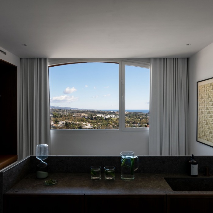 La Cerquilla Penthouse – un spectaculaire penthouse en duplex entièrement rénové offrant un cadre de vie luxueux dans l’une des communautés fermées les plus prestigieuses de Nueva Andalucía | Image 19