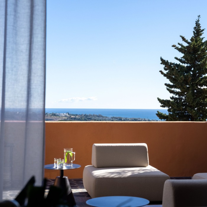La Cerquilla Penthouse – un spectaculaire penthouse en duplex entièrement rénové offrant un cadre de vie luxueux dans l’une des communautés fermées les plus prestigieuses de Nueva Andalucía | Image 26