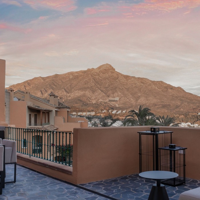 La Cerquilla Penthouse – un spectaculaire penthouse en duplex entièrement rénové offrant un cadre de vie luxueux dans l’une des communautés fermées les plus prestigieuses de Nueva Andalucía | Image 30