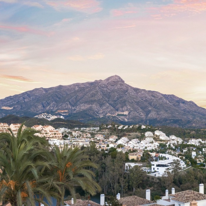 La Cerquilla Penthouse – un spectaculaire penthouse en duplex entièrement rénové offrant un cadre de vie luxueux dans l’une des communautés fermées les plus prestigieuses de Nueva Andalucía | Image 36