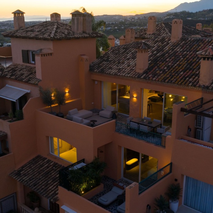 La Cerquilla Penthouse – un spectaculaire penthouse en duplex entièrement rénové offrant un cadre de vie luxueux dans l’une des communautés fermées les plus prestigieuses de Nueva Andalucía | Image 38