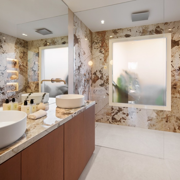 Villa pareada esquinera exclusiva en Altos de Puente Romano – Milla de Oro de Marbella | Image 10
