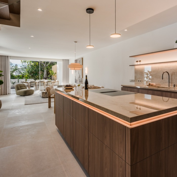 Villa pareada esquinera exclusiva en Altos de Puente Romano – Milla de Oro de Marbella | Image 3