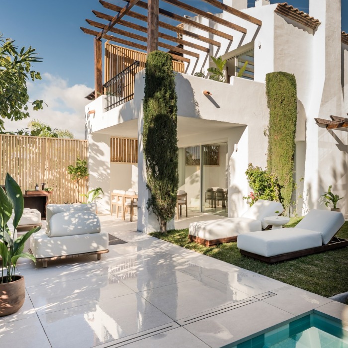 Villa pareada esquinera exclusiva en Altos de Puente Romano – Milla de Oro de Marbella | Image 1